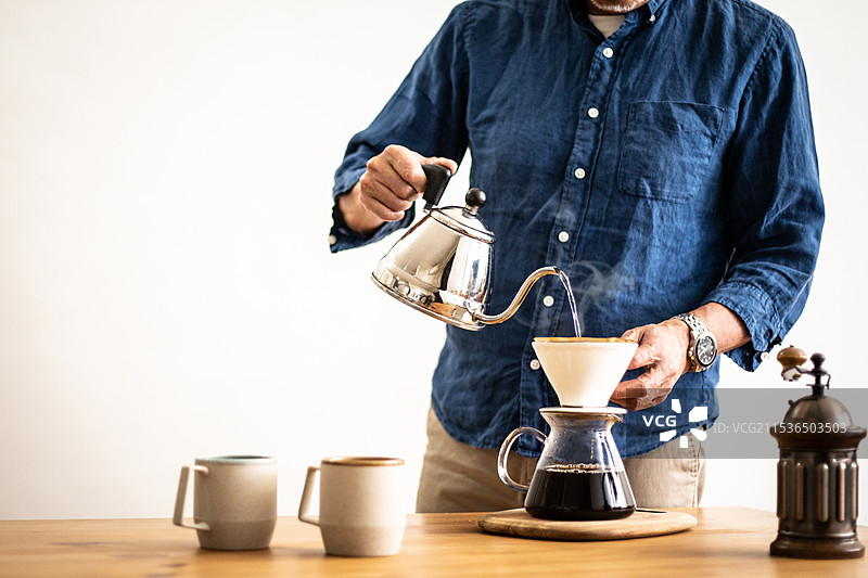 冲泡一杯咖啡图片素材