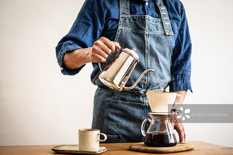 冲泡一杯咖啡图片素材