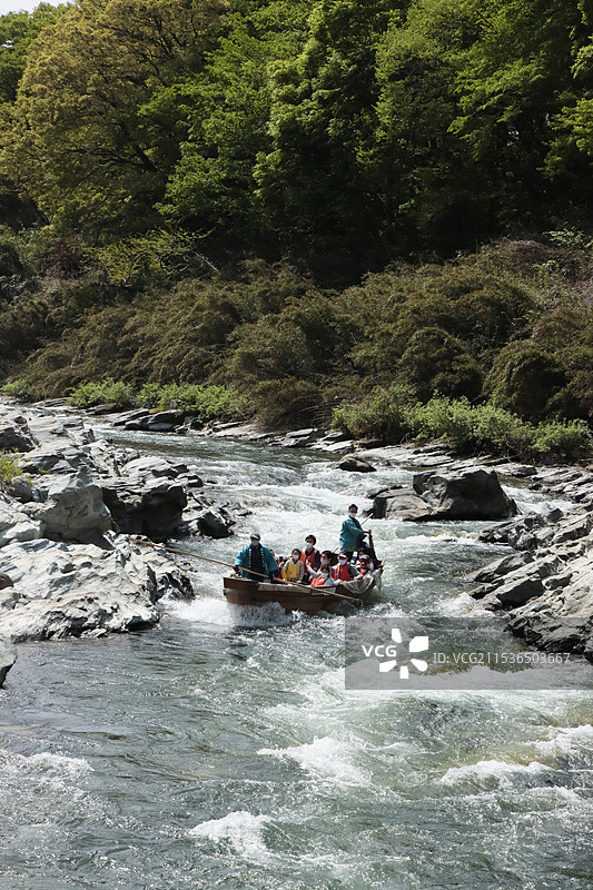 在清新的绿色山谷中漂流图片素材