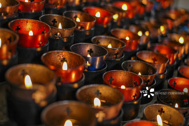 祈祷与蜡烛图片素材