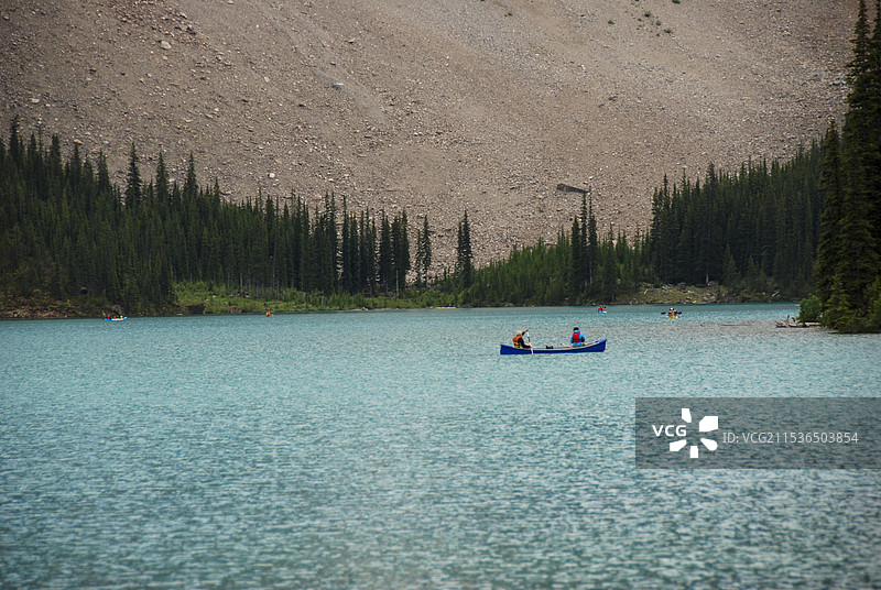 加拿大落基山脉与美丽的碧绿色湖泊和船只图片素材