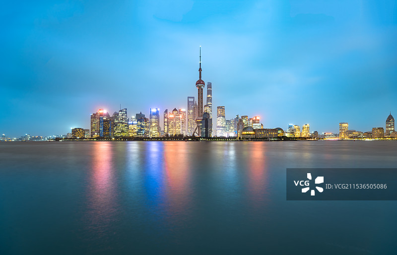 中国上海陆家嘴、外滩夜景全景图图片素材