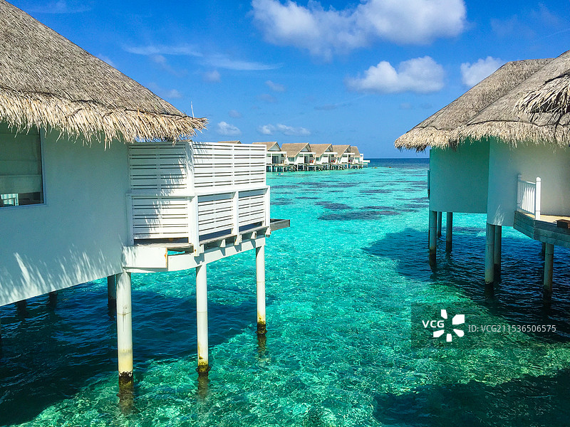 马尔代夫水上屋果冻海蓝天白云图片素材