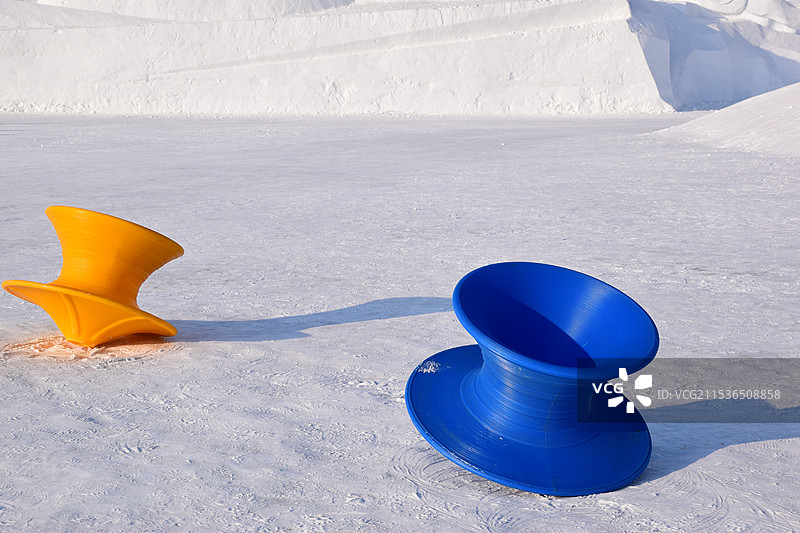 冬天哈尔滨太阳岛雪博会雪地里的游乐设施两个冰雪陀螺图片素材