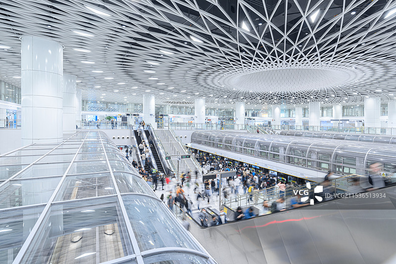 深圳岗厦北地铁站繁忙的旅客和上下班的人图片素材