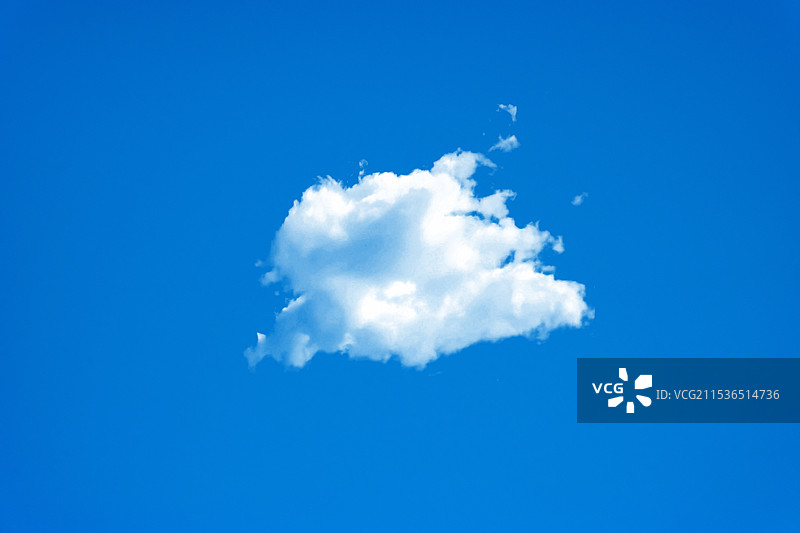 蓝天下的一朵白云图片素材