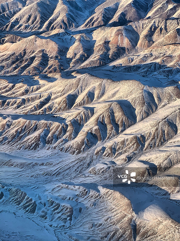 航拍雪地里的山脉纹理图片素材