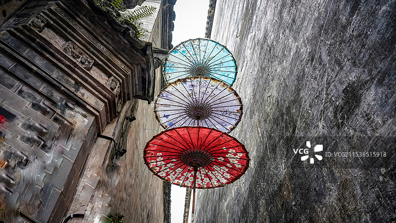 安徽西递徽派建筑间的油纸伞图片素材