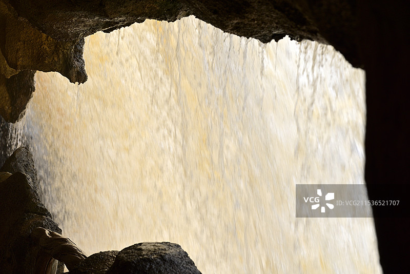 岩石上的水的特写镜头，岩石洞穴内的瀑布特写图片素材