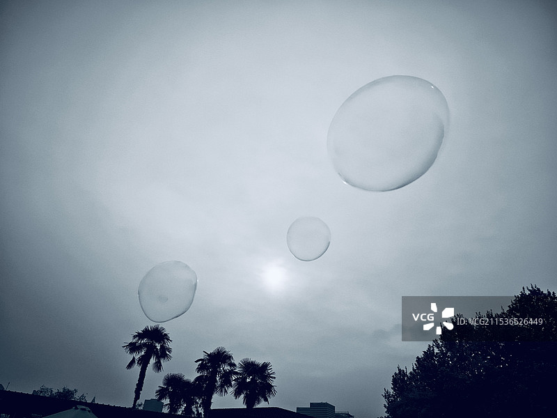 飞向天空的水泡图片素材