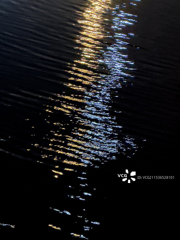 水中灯光倒影图片素材