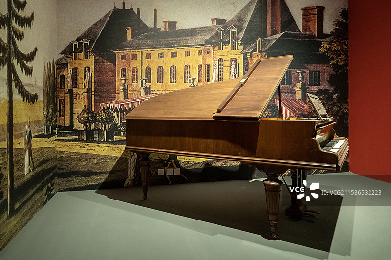拿破仑时代钢琴 1898年钢琴工坊埃瓦尔制作 山东博物馆“从平凡到非凡：拿破仑与法兰西的变革时代”展图片素材