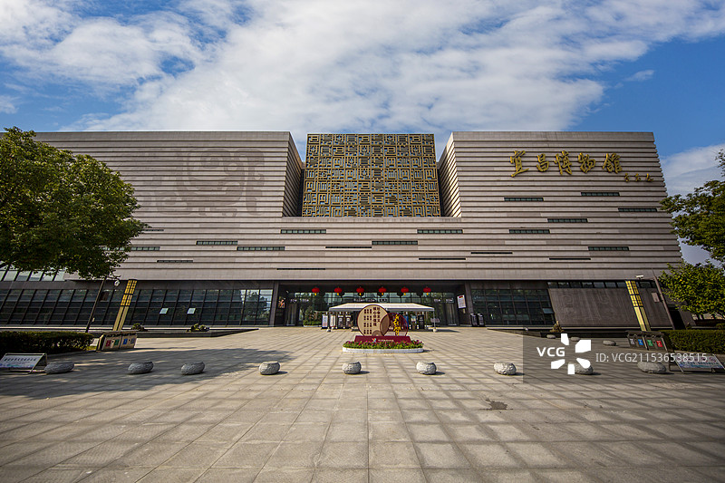 蓝天白云下的湖北省宜昌博物馆：外景图片素材