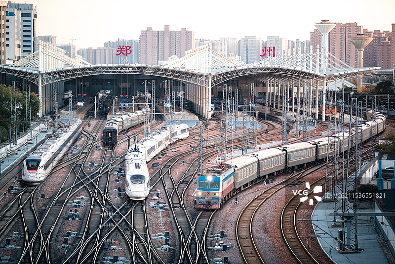 郑州火车站高铁动车，进出站的火车，郑州，河南图片素材
