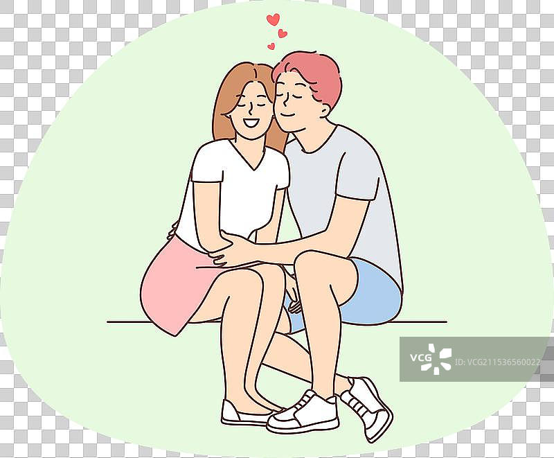 幸福的情侣坐在户外相拥而坐图片素材