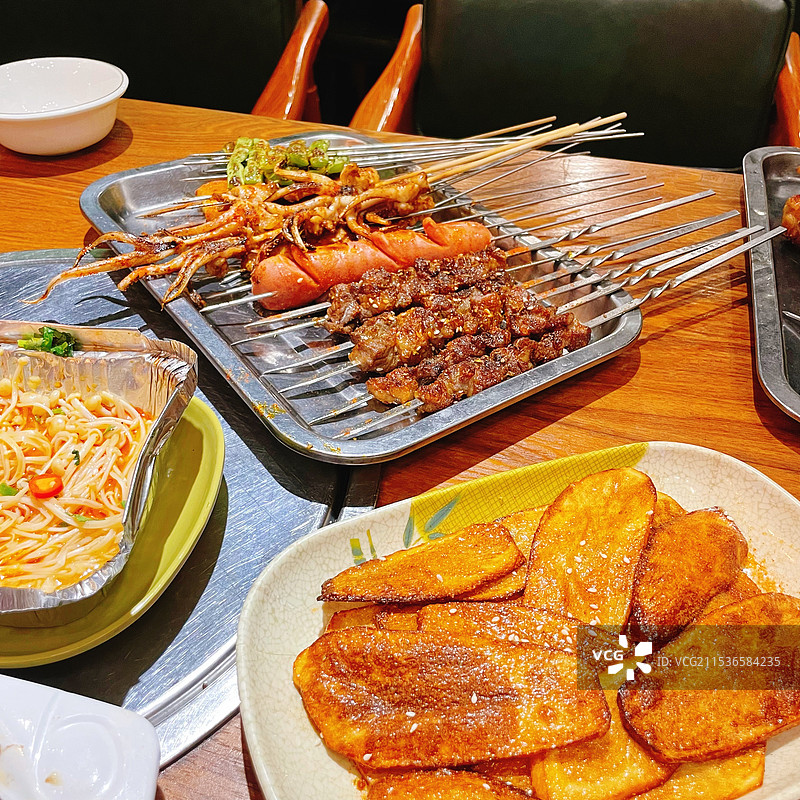 餐桌上食物的高角度视图图片素材