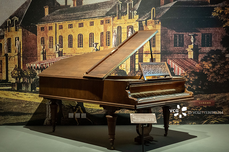 拿破仑时代钢琴 1898年钢琴工坊埃瓦尔制作 山东博物馆“从平凡到非凡：拿破仑与法兰西的变革时代”展图片素材