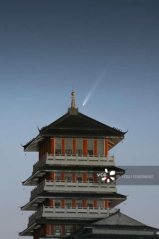 潘茂名雨顺阁与彗星图片素材