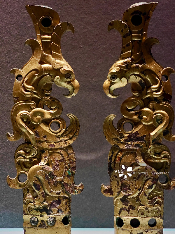 西安博物院珍贵文物-嵌眼纹玻璃鎏金神兽形青铜饰件图片素材