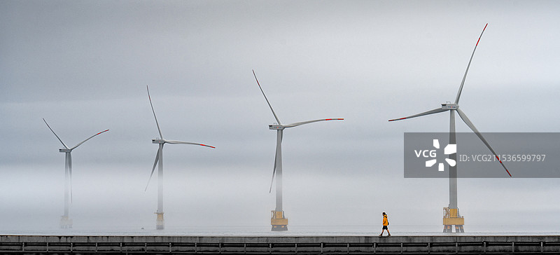 平潭岛 海上风力发电站与旅人图片素材
