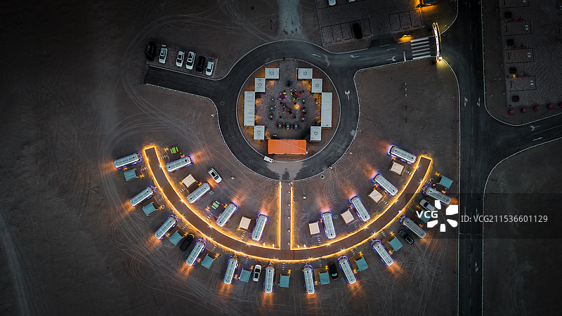 青海水上雅丹上的火星房车营地小镇图片素材