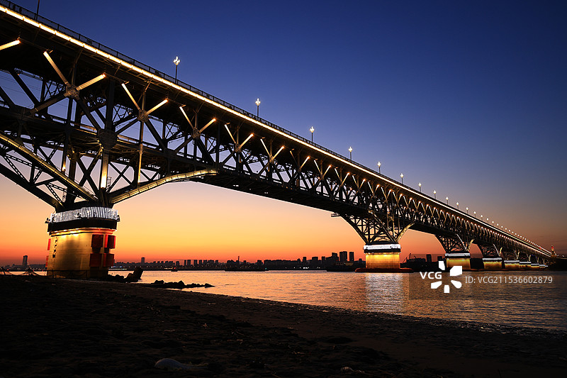 夕阳下的长江大桥图片素材