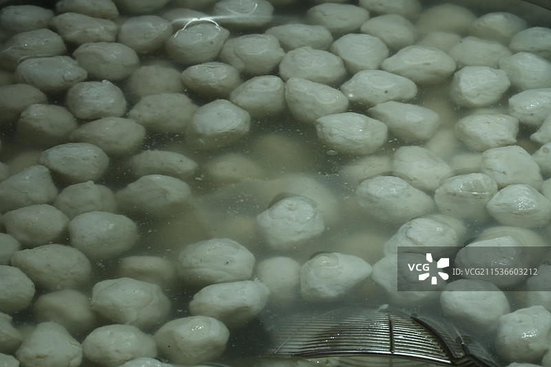 大锅里的鱼丸肉丸图片素材