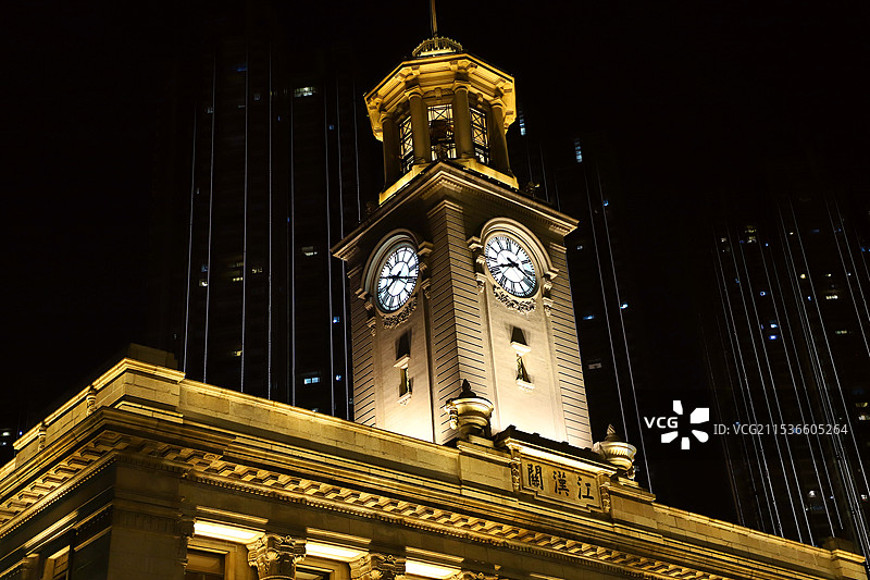 武汉夜间照明建筑的低角度视图图片素材