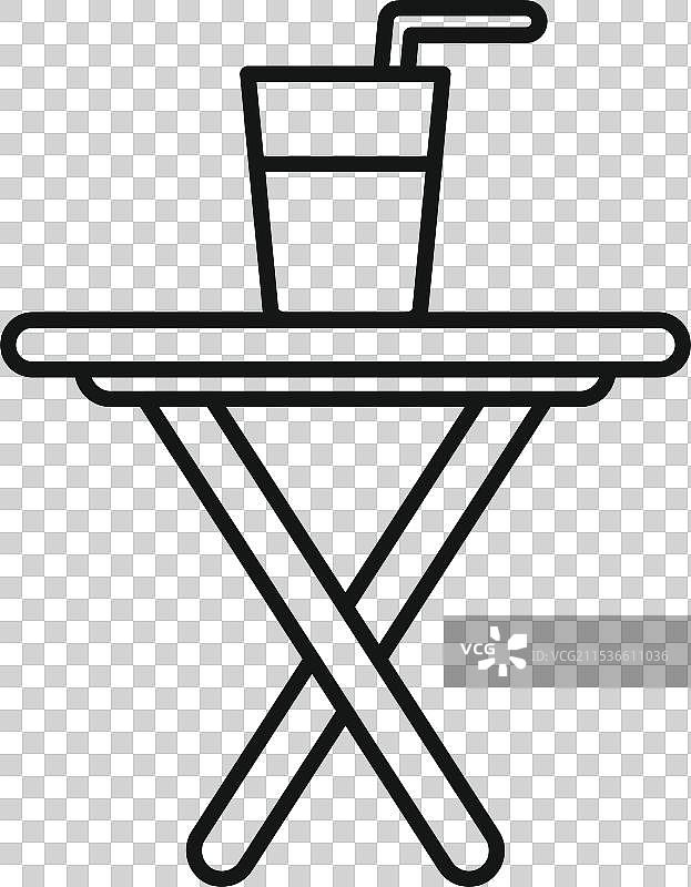 折叠桌上放着一个一次性杯子的汽水图片素材