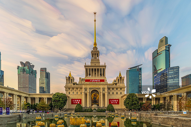 夕阳下的上海展览中心图片素材