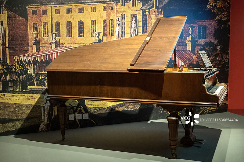 拿破仑时代钢琴 1898年钢琴工坊埃瓦尔制作 山东博物馆“从平凡到非凡：拿破仑与法兰西的变革时代”展图片素材
