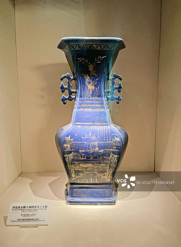 霁蓝描金滕王阁图双耳六方瓶图片素材