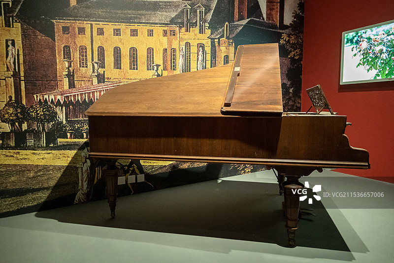 拿破仑时代钢琴 1898年钢琴工坊埃瓦尔制作 山东博物馆“从平凡到非凡：拿破仑与法兰西的变革时代”展图片素材