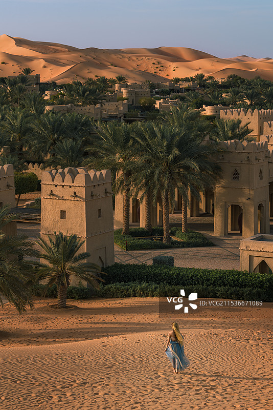 沙漠皇宫人像图片素材
