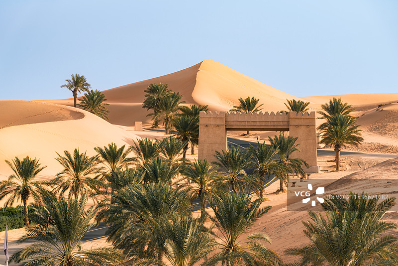 沙漠皇宫人像图片素材