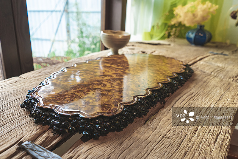 中国茶道文化拍摄主题，桌子上的花纹木制茶盘茶杯茶碗，室内无人图像摄影图片素材