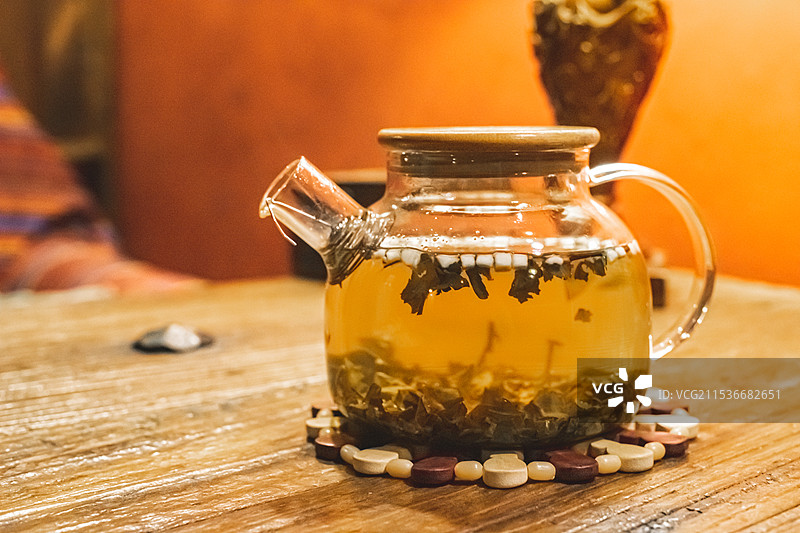 中国茶道文化拍摄主题，木制的桌子上的玻璃茶杯公道杯，黄色的透明的茶水饮料，室内无人图像摄影图片素材