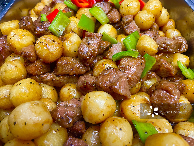 小土豆焖牛肉粒图片素材