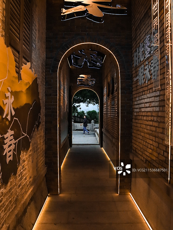 古街拱形门廊光影图片素材