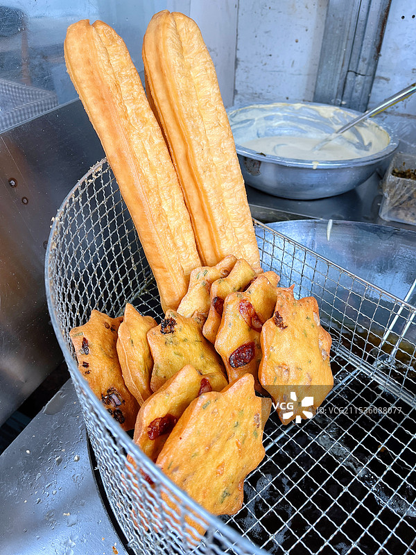 柳州美食，早餐，油条和灯盏糕图片素材