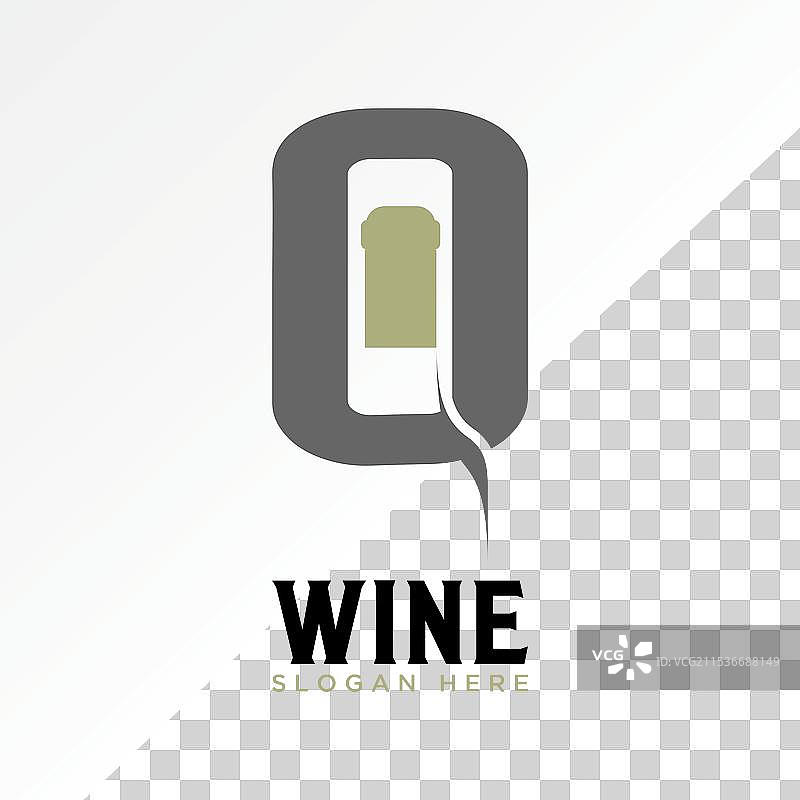 酒瓶负空间中的初始字母“O”字体图片素材