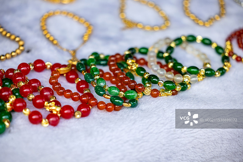 珠宝店里面的水晶玛瑙手链装饰品图片素材