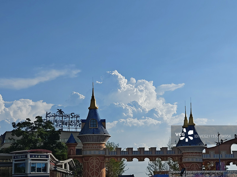 蓝天白云下的城堡建筑外部图片素材