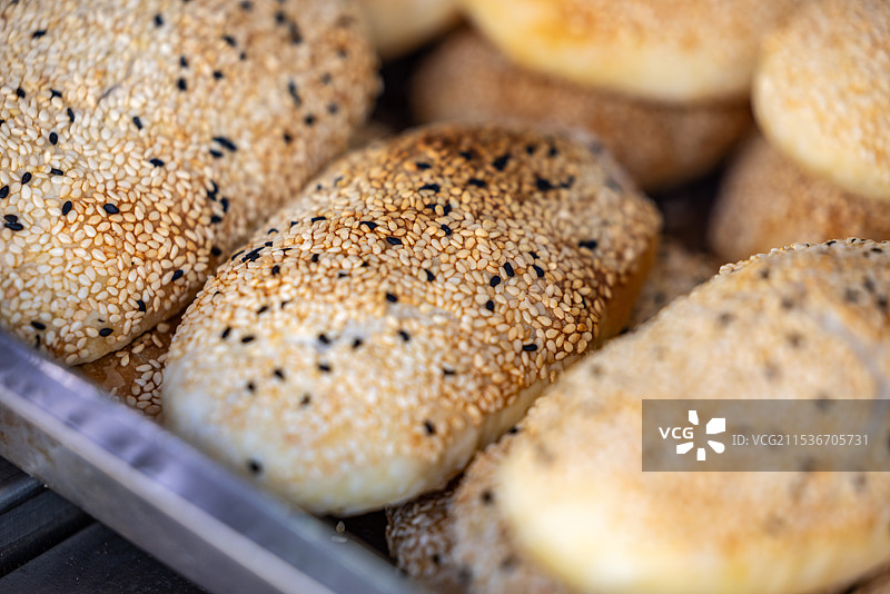 无锡市南禅寺街头路边传统美食烧饼芝麻饼图片素材