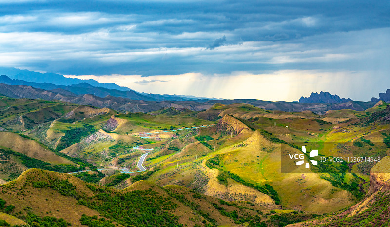 乌云下的新疆S101国防公路百里丹霞大道五彩斑斓的丹霞地貌广阔风光图片素材