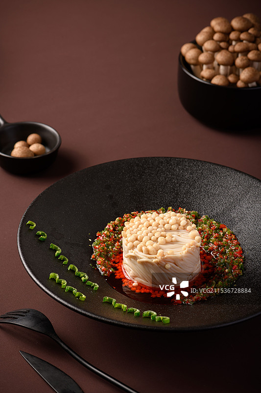 凉拌金针菇暗调斜拍咖啡色背景竖图海报灯箱招牌美食摄影图片素材