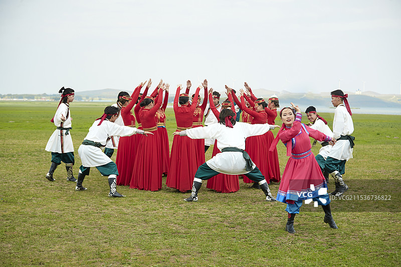 那达慕大会上表演的蒙古族传统舞蹈图片素材