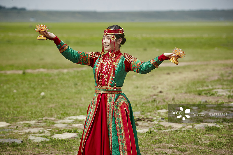 那达慕大会上表演的蒙古族传统舞蹈图片素材