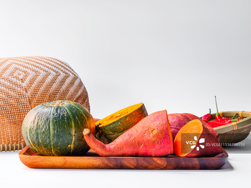 簸箕、南瓜、红薯、辣椒与白色背景留白图片素材