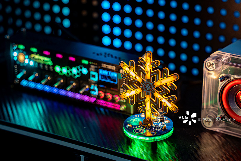 洞洞板背景赛博朋克风格科技感雪花灯小夜灯电路板图片素材